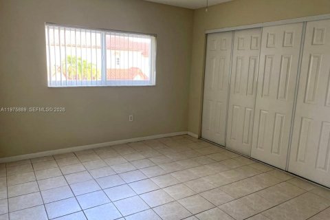 Condo in Hialeah, Florida, 2 bedrooms  № 2041487 - photo 12