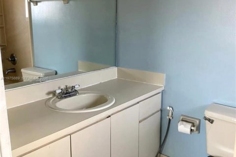 Condo in Hialeah, Florida, 2 bedrooms  № 2041487 - photo 14
