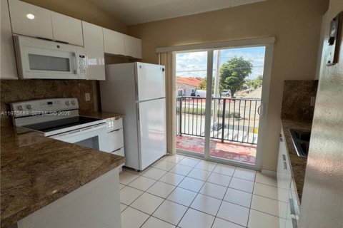 Condo in Hialeah, Florida, 2 bedrooms  № 2041487 - photo 4