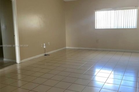Condo in Hialeah, Florida, 2 bedrooms  № 2041487 - photo 8