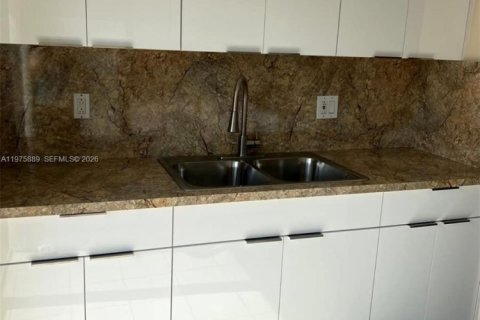 Condo in Hialeah, Florida, 2 bedrooms  № 2041487 - photo 5