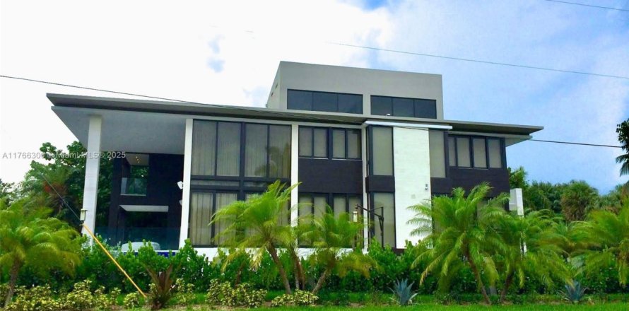 House in Key Biscayne, Florida 6 bedrooms, 484.58 sq.m. № 1862373