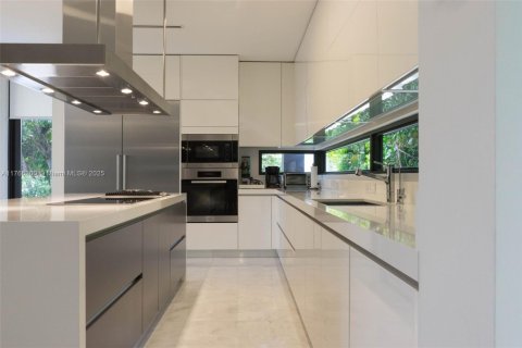 House in Key Biscayne, Florida 6 bedrooms, 484.58 sq.m. № 1862373 - photo 20