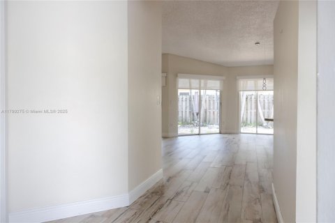 Casa en venta en Doral, Florida, 3 dormitorios, 98.85 m2 № 2054562 - foto 2