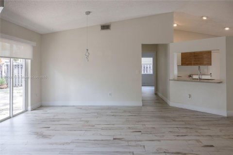 Casa en venta en Doral, Florida, 3 dormitorios, 98.85 m2 № 2054562 - foto 14