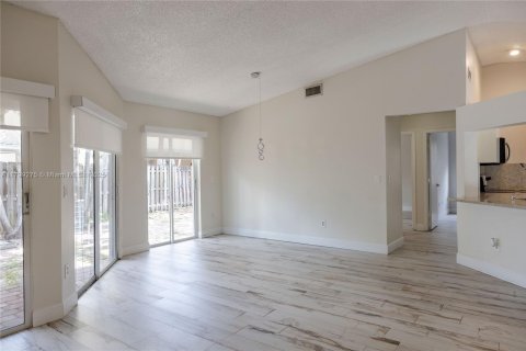 Casa en venta en Doral, Florida, 3 dormitorios, 98.85 m2 № 2054562 - foto 13