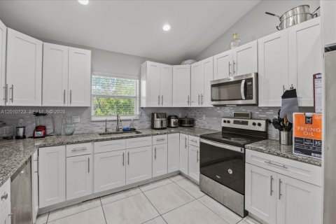 Villa ou maison à vendre à Port St. Lucie, Floride: 4 chambres, 209.68 m2 № 2073607 - photo 13