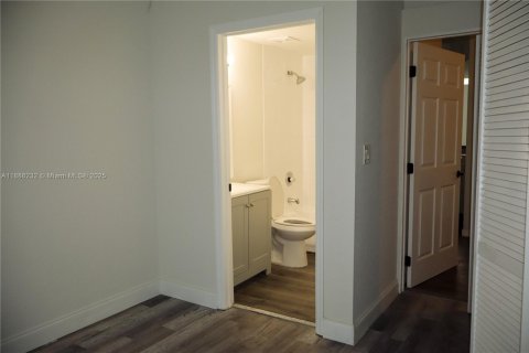 Снять в аренду таунхаус в Санрайз, Флорида 3 спальни, 112.6м2, № 1937321 - фото 27