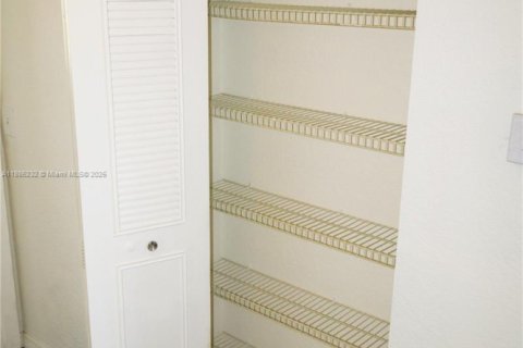 Снять в аренду таунхаус в Санрайз, Флорида 3 спальни, 112.6м2, № 1937321 - фото 24