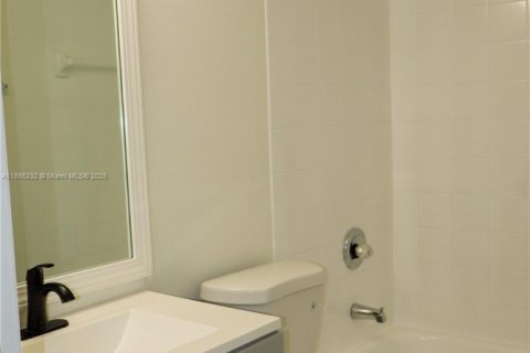 Снять в аренду таунхаус в Санрайз, Флорида 3 спальни, 112.6м2, № 1937321 - фото 12