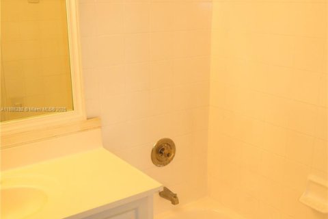 Снять в аренду таунхаус в Санрайз, Флорида 3 спальни, 112.6м2, № 1937321 - фото 20