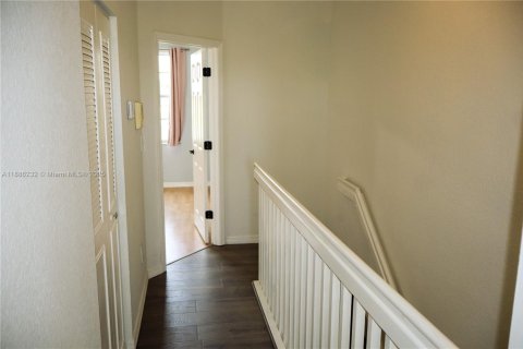 Снять в аренду таунхаус в Санрайз, Флорида 3 спальни, 112.6м2, № 1937321 - фото 23