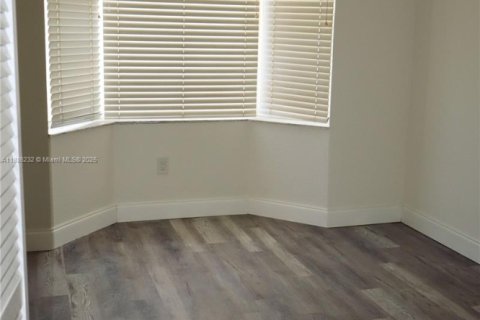 Снять в аренду таунхаус в Санрайз, Флорида 3 спальни, 112.6м2, № 1937321 - фото 10