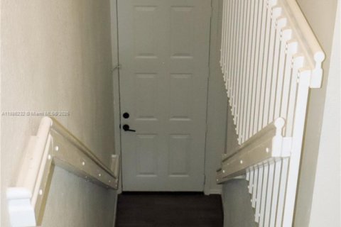 Снять в аренду таунхаус в Санрайз, Флорида 3 спальни, 112.6м2, № 1937321 - фото 6