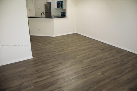 Снять в аренду таунхаус в Санрайз, Флорида 3 спальни, 112.6м2, № 1937321 - фото 8