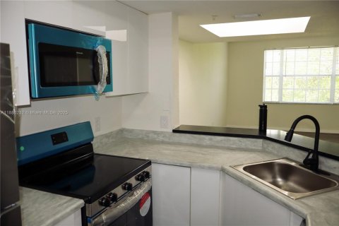 Снять в аренду таунхаус в Санрайз, Флорида 3 спальни, 112.6м2, № 1937321 - фото 4