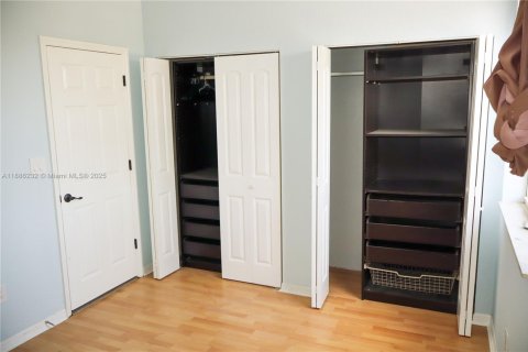 Снять в аренду таунхаус в Санрайз, Флорида 3 спальни, 112.6м2, № 1937321 - фото 25