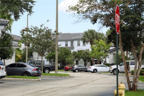 Снять в аренду таунхаус в Санрайз, Флорида 3 спальни, 112.6м2, № 1937321 - фото 2