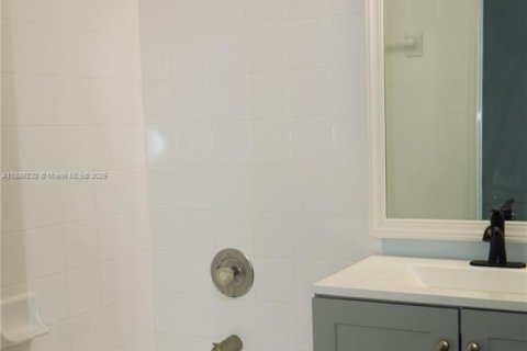 Снять в аренду таунхаус в Санрайз, Флорида 3 спальни, 112.6м2, № 1937321 - фото 28