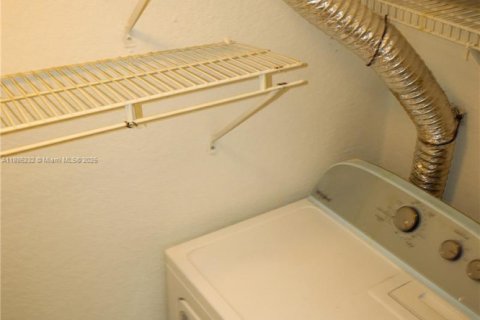 Снять в аренду таунхаус в Санрайз, Флорида 3 спальни, 112.6м2, № 1937321 - фото 16