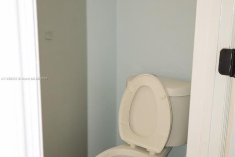 Снять в аренду таунхаус в Санрайз, Флорида 3 спальни, 112.6м2, № 1937321 - фото 29