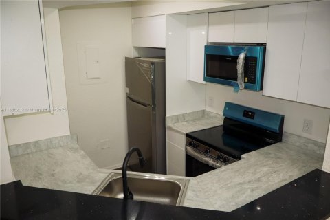 Снять в аренду таунхаус в Санрайз, Флорида 3 спальни, 112.6м2, № 1937321 - фото 5