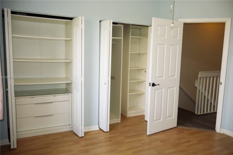 Снять в аренду таунхаус в Санрайз, Флорида 3 спальни, 112.6м2, № 1937321 - фото 18