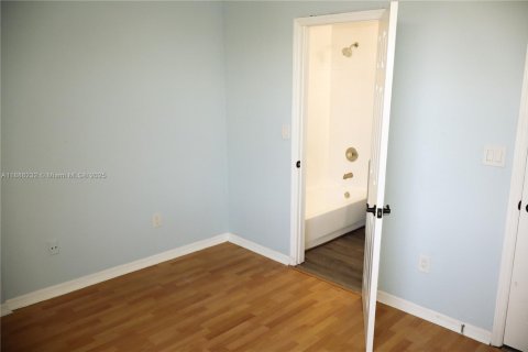 Снять в аренду таунхаус в Санрайз, Флорида 3 спальни, 112.6м2, № 1937321 - фото 26