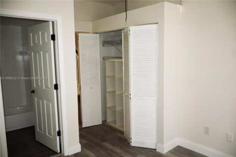 Снять в аренду таунхаус в Санрайз, Флорида 3 спальни, 112.6м2, № 1937321 - фото 11