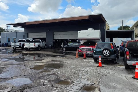 Commercial property in Tampa, Florida № 2215277