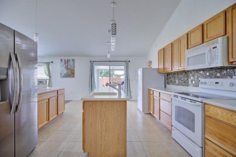 House in Sebring, Florida 4 bedrooms, 209.59 sq.m. № 2214576 - photo 7