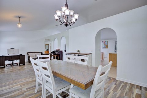 House in Sebring, Florida 4 bedrooms, 209.59 sq.m. № 2214576 - photo 5