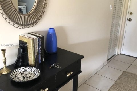 Condo in Miami, Florida, 2 bedrooms  № 2005343 - photo 11