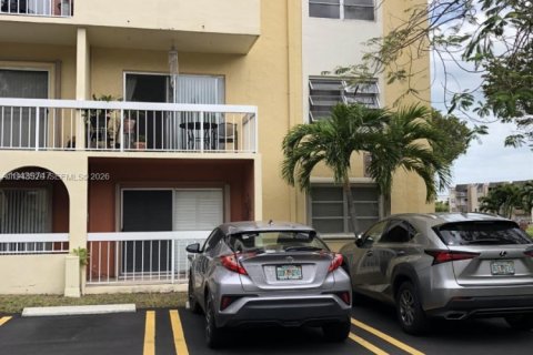 Condo in Miami, Florida, 2 bedrooms  № 2005343 - photo 2