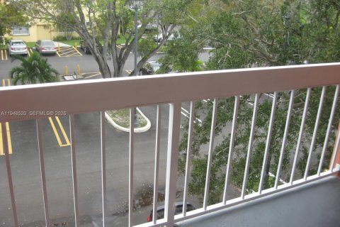 Condo in Miami, Florida, 2 bedrooms  № 2005343 - photo 17