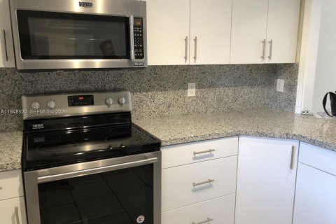 Condo in Miami, Florida, 2 bedrooms  № 2005343 - photo 24