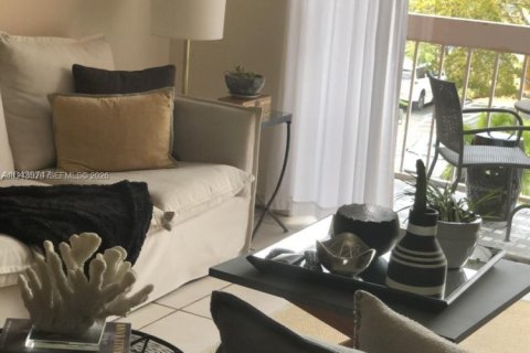 Condo in Miami, Florida, 2 bedrooms  № 2005343 - photo 10