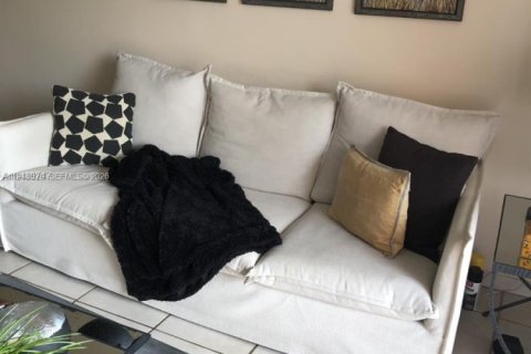 Condo in Miami, Florida, 2 bedrooms  № 2005343 - photo 4