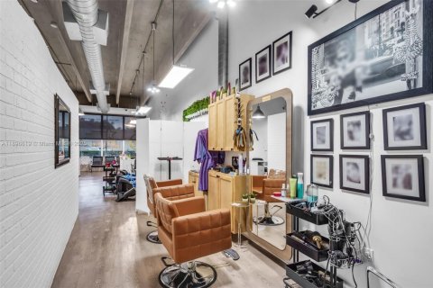 Propiedad comercial en venta en Miami, Florida № 1948325 - foto 11