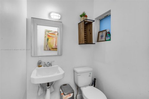 Propiedad comercial en venta en Miami, Florida № 1948325 - foto 13