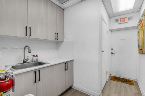 Propiedad comercial en venta en Miami, Florida № 1948325 - foto 12