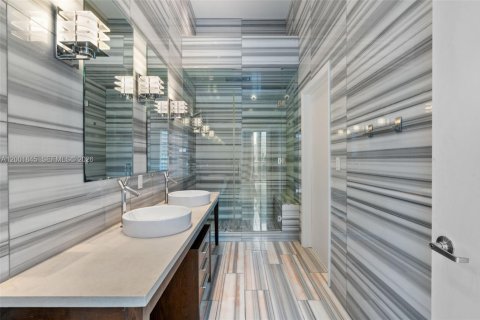 Condo in Miami, Florida, 1 bedroom  № 2170282 - photo 17