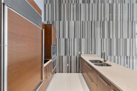 Condo in Miami, Florida, 1 bedroom  № 2170282 - photo 2