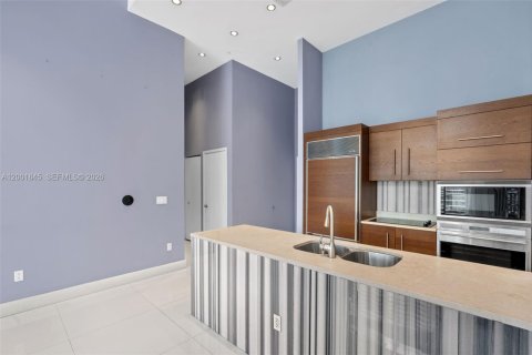 Condo in Miami, Florida, 1 bedroom  № 2170282 - photo 4