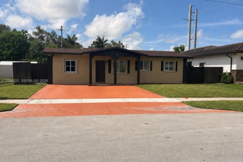 Villa ou maison à louer à West Park, Floride: 4 chambres, 120.4 m2 № 2084278 - photo 1