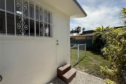 Снять в аренду виллу или дом в Майами, Флорида 203.73м2, № 1986707 - фото 1