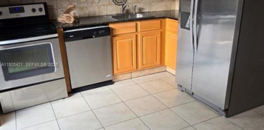 Condominio en Miami, Florida, 2 dormitorios  № 1984359