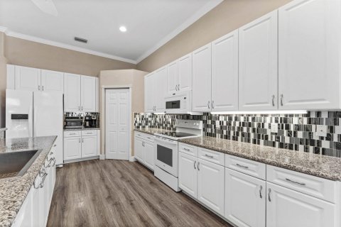 House in Lake Worth, Florida 3 bedrooms, 217.67 sq.m. № 2389822 - photo 15