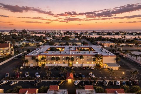 Condominio en Saint Pete Beach, Florida, 2 dormitorios  № 2419536