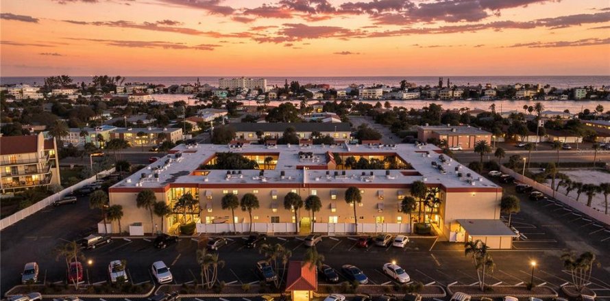 Condominio en Saint Pete Beach, Florida, 2 dormitorios № 2419536